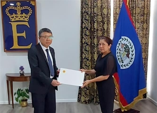 L’ambassadeur du Vietnam au Mexique concomitamment au Belize, Nguyen Van Hai (à gauche), présente ses lettres de créance à la gouverneure générale du Belize, Dame Froyla Tzalam, 14 juillet. Photo : VNA.