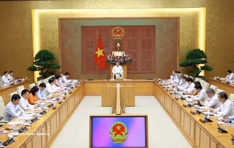 Le Premier ministre Lê Minh Hung travaille avec les responsables du ministère des Finances, à Hanoi, le 29 avril. Photo : VNA.