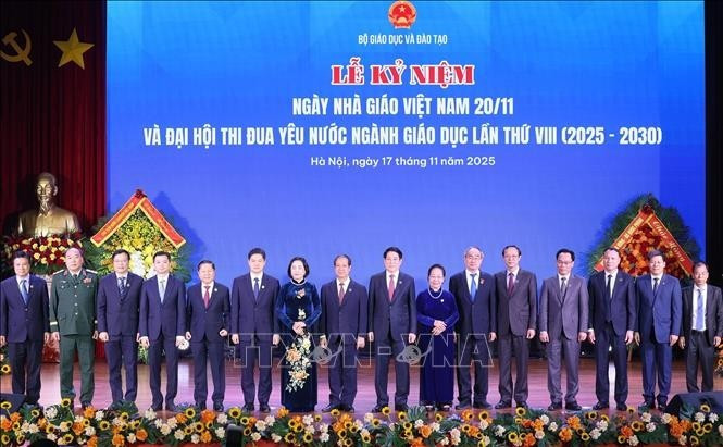 La célébration de la Journée des enseignants vietnamiens (20 novembre) et du VIIIᵉ Congrès d’émulation patriotique du secteur de l’éducation à l’Université pédagogique de Hanoï. Photo: VNA