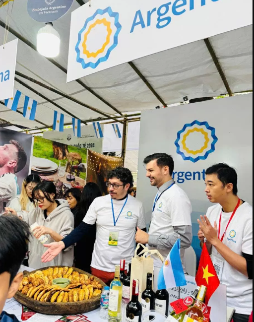 Le stand culinaire de l'ambassade d'Argentine au Vietnam, lors du Festival international de la gastronomie 2024, a attiré de nombreux visiteurs. Source : Ambassade d'Argentine au Vietnam