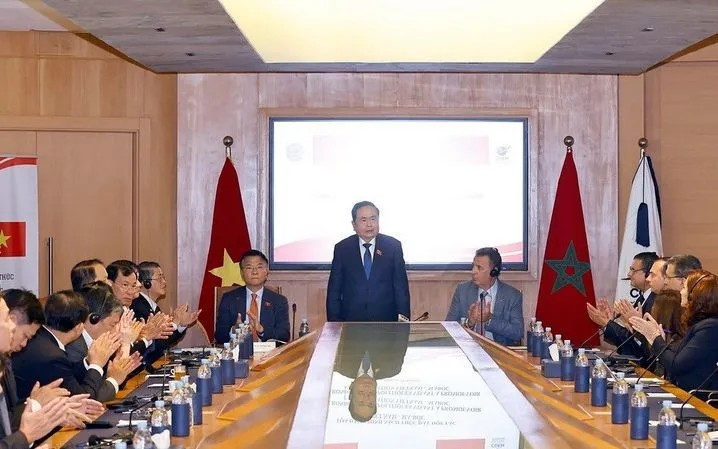 Le président de l'Assemblée nationale, Tran Thanh Man, assiste à la table ronde politique pour la promotion de la coopération entre le Vietnam et le Maroc. Photo : VNA