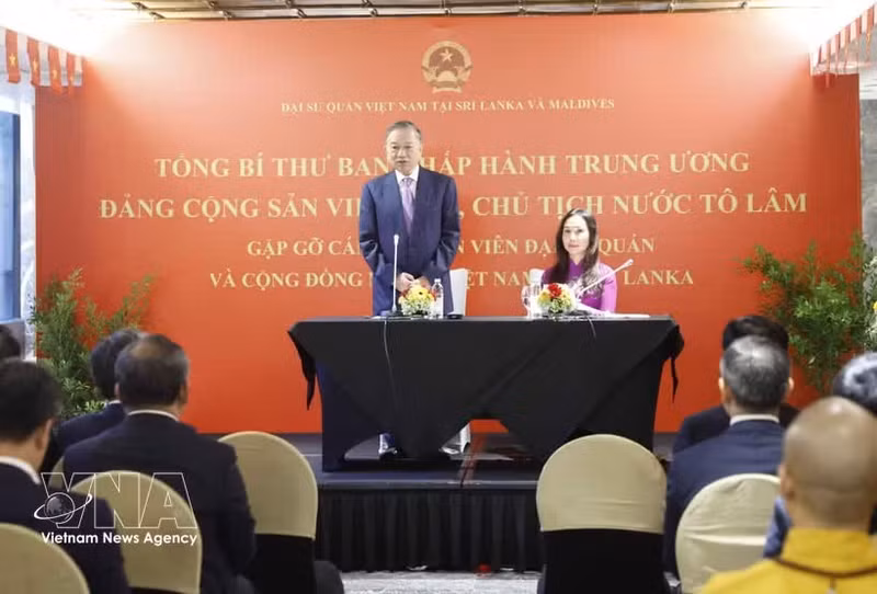 Le secrétaire général du Parti et président To Lam, rencontre les cadres des représentations vietnamiennes ainsi que la communauté vietnamienne au Sri Lanka. Photo : VNA