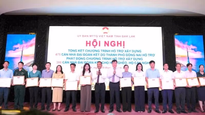 Le Comité du Front de la Patrie du Vietnam de la province de Dak Lak remet des satisfecits à 13 collectifs et 2 individus pour leur contribution exceptionnelle à la construction de maisons « Grande Solidarité ». Photo : NDEL.