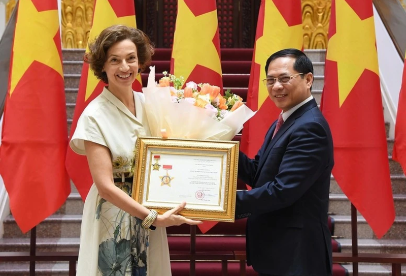 Le vice-Premier ministre et ministre des Affaires étrangères Bui Thanh Son remet à la directrice générale de l’UNESCO, Audrey Azoulay, l’insigne « Pour la cause de la diplomatie vietnamienne». Photo : VNA.