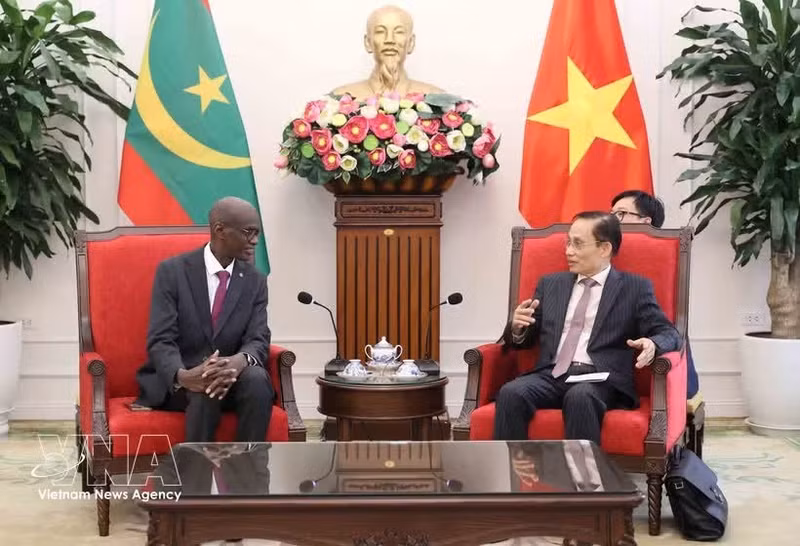 Le Hoai Trung, membre du Bureau politique et ministre des Affaires étrangères (droite) et le ministre chargé du secrétaire général du gouvernement mauritanien, Moctar Al Housseynou Lam. Photo : VNA.