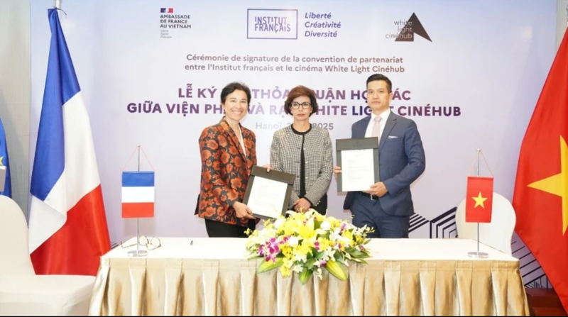 Lors de la cérémonie de signature d'un protocole d'accord entre White Light Cinéhub et l'Institut français. Photo : NDEL.