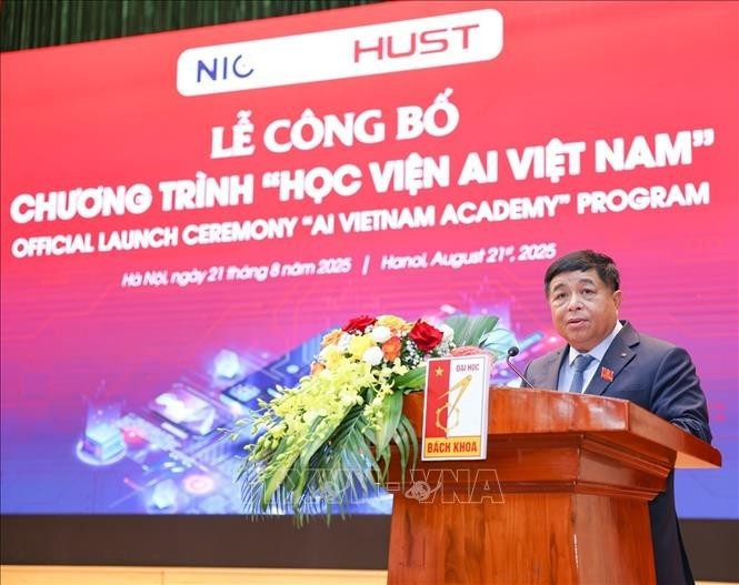 Le vice-Premier ministre Nguyên Chi Dung s’exprime lors de la cérémonie, à Hanoi, le 21 août. Photo : VNA.