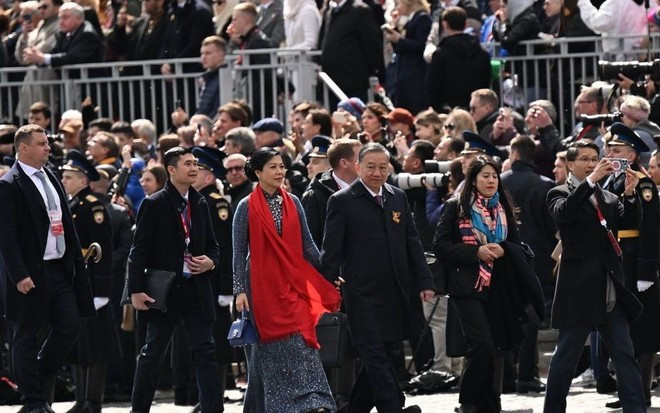 Le secrétaire général du Parti communiste du Vietnam, Tô Lâm, et son épouse assistent à la parade militaire sur la Place Rouge à pour marquer le 80e anniversaire de la victoire de l'Union soviétique dans la Grande Guerre patriotique. Photo : RIA Novosti/VNA
