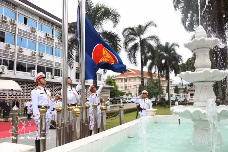 Cérémonie de levée des drapeaux de l'ASEAN. Photo : VNA