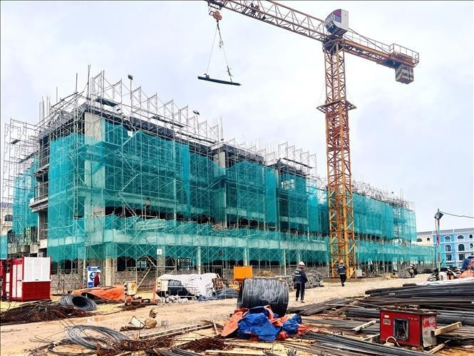 Le projet de logements sociaux Bao Ninh 2 (Quang Tri) accélère ses progrès afin d'assurer une livraison rapide des logements aux clients au troisième trimestre 2026. Photo: VNA