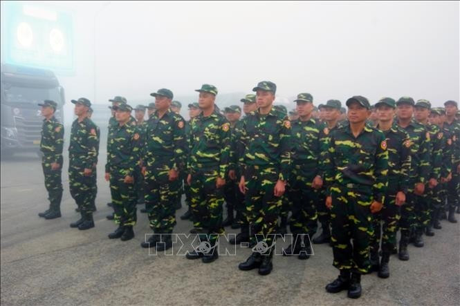 Officiers et soldats de l’Armée populaire lao. Photo : VNA.