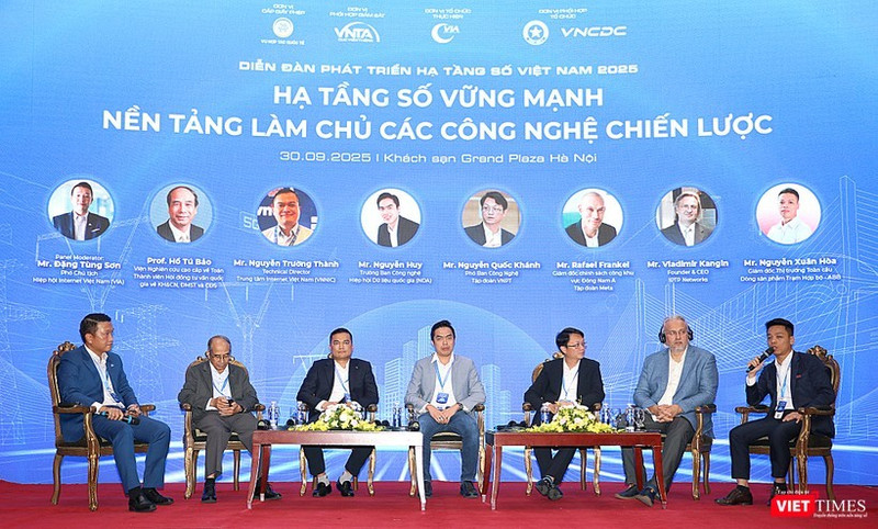 Le Forum de développement des infrastructures numériques du Vietnam 2025 attire près de 800 délégués. Photo: viettimes.vn