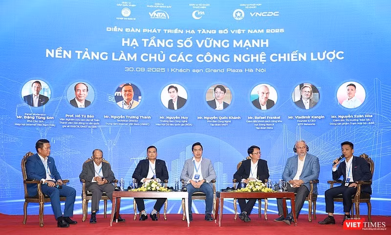 Le Forum de développement des infrastructures numériques du Vietnam 2025 attire près de 800 délégués. Photo: viettimes.vn