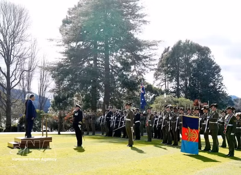 La cérémonie d'accueil officielle en l'honneur du secrétaire général et président To Lam s'est déroulée solennellement à Government House, à Canberra, en Australie. Photo : VNA.