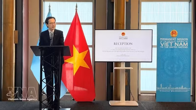 L'ambassadeur Do Hung Viet préside la réception de bienvenue à la Conférence. Photo : VNA.