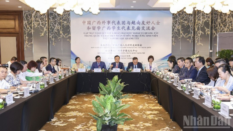 Lors de la rencontre avec des personnalités de l'amitié et des étudiants vietnamiens ayant étudié au Guangxi, en Chine. Photo: NDEL