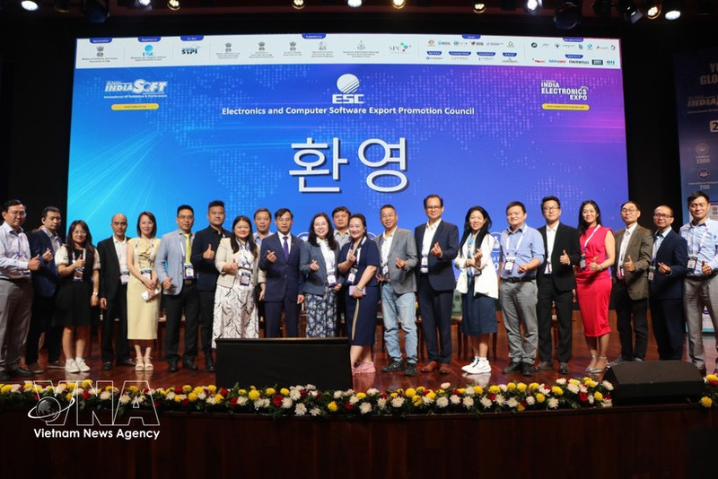 La délégation de dirigeants, représentants des associations et entreprises vietnamiennes lors de la cérémonie d’ouverture de l'IndiaSoft 2026. Photo : VNA.