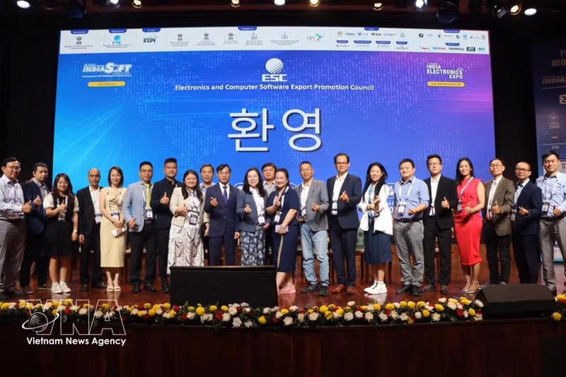 La délégation de dirigeants, représentants des associations et entreprises vietnamiennes lors de la cérémonie d’ouverture de l'IndiaSoft 2026. Photo : VNA.