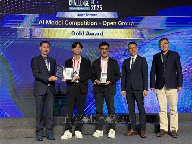 Luong Duc Long du groupe Viettel (deuxième à droite) et Nguyen Hoang Vu, ingénieur en intelligence artificielle et PDG de la startup AIZ (troisième à droite) reçoivent le premier prix du concours. Photo : VNA.