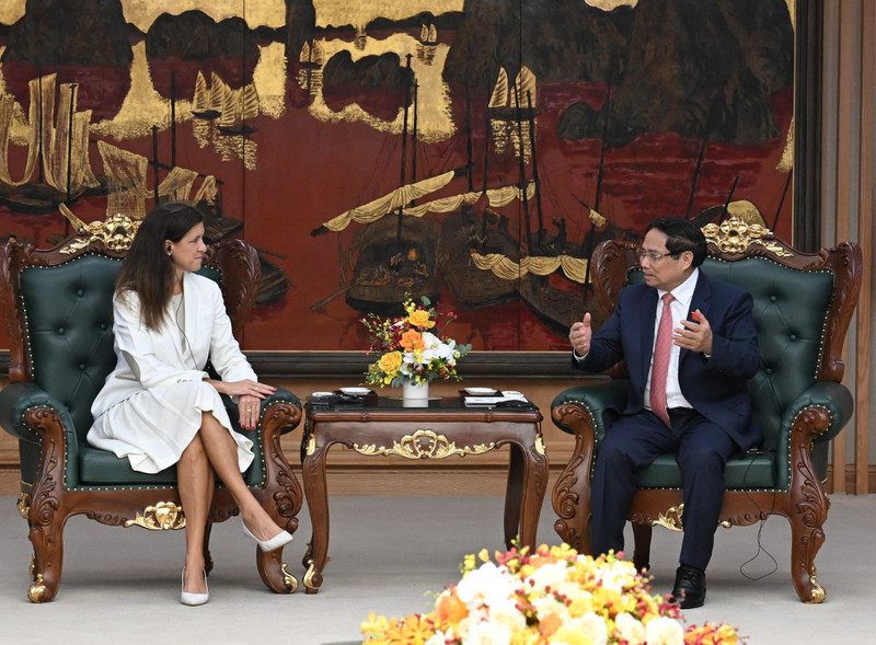 Le Premier ministre Pham Minh Chinh et Mavi Zingoni, PDG du secteur de l'énergie de la société GE Vernova (États-Unis). Photo : NDEL