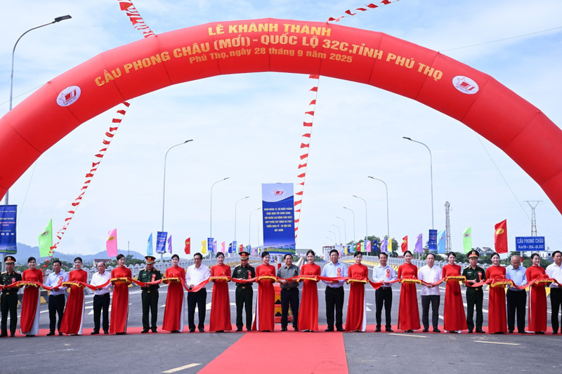 Le Premier ministre Pham Minh Chinh et les délégués ont coupé le ruban pour inaugurer le nouveau pont Phong Chau sur la Route Nationale 32C. Photo: NDEL