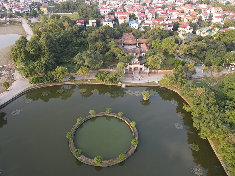 Le plus emblématique reste le site historique spécial de Co Loa, première capitale de l'État d'Au Lac, qui conserve des valeurs historiques, architecturales et culturelles exceptionnelles. Photo: Hanoimoi