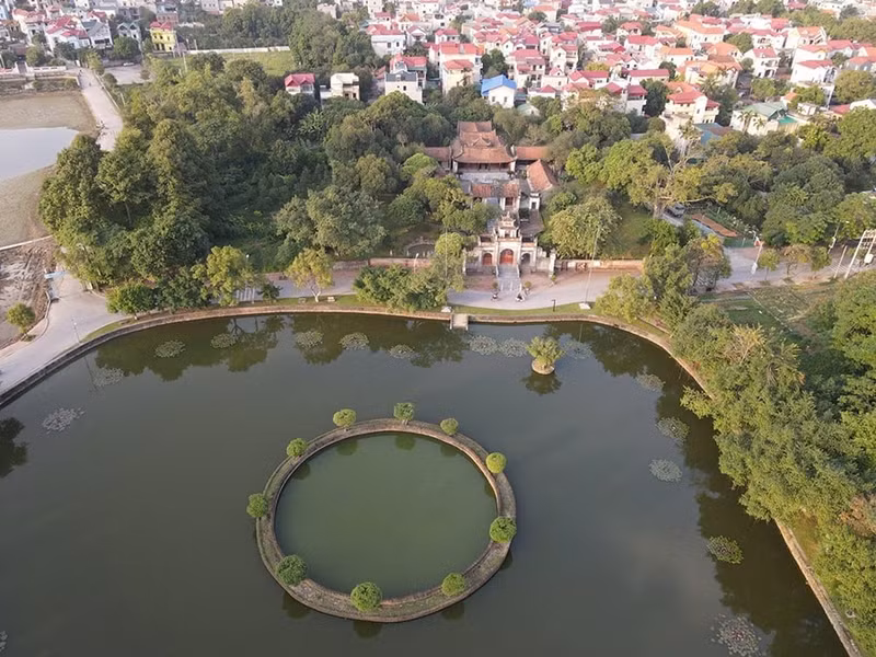 Le plus emblématique reste le site historique spécial de Co Loa, première capitale de l'État d'Au Lac, qui conserve des valeurs historiques, architecturales et culturelles exceptionnelles. Photo: Hanoimoi