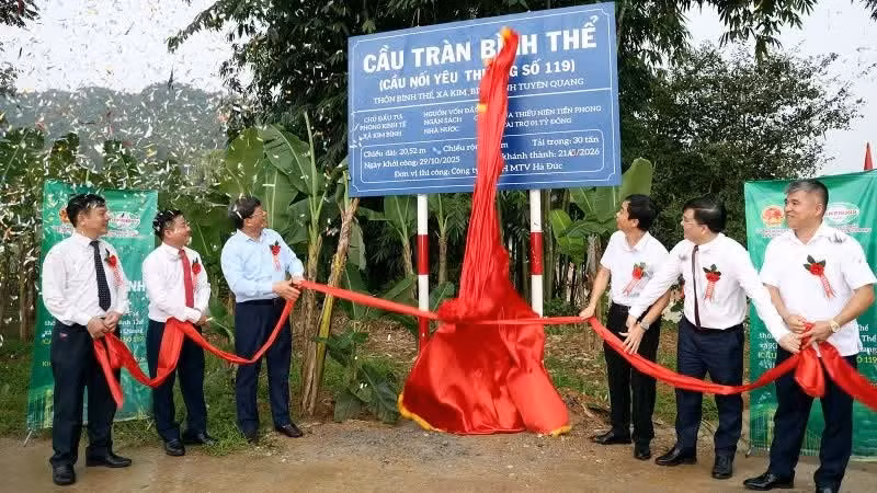 Les dirigeants du Comité du Front de la Patrie du Vietnam de la province de Tuyen Quang, les dirigeants de la commune de Kim Binh et les dirigeants de la société par actions Tien Phong Plastic ont coupé le ruban pour inaugurer le pont de Binh. Photo: NDEL