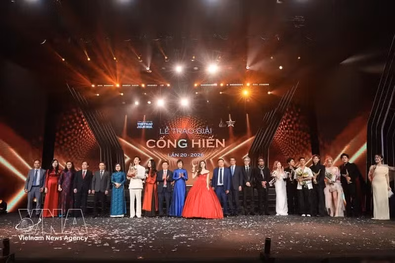 Vu Viêt Trang, directrice générale de la VNA et cheffe adjointe de la Commission de la sensibilisation, de l’éducation et de la mobilisation des masses du Parti communiste du Vietnam (PCV), aux côtés des lauréats. Photo: VNA