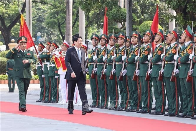 Le président Luong Cuong passe en revue la Garde d'honneur. Photo : VNA.