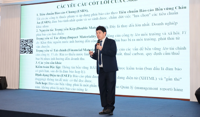 Le Professeur associé, Dr Nguyen Dinh Tho, directeur adjoint de l'Institut de Stratégie et de Politique agricoles et environnementales prend la parole. Photo: BTC