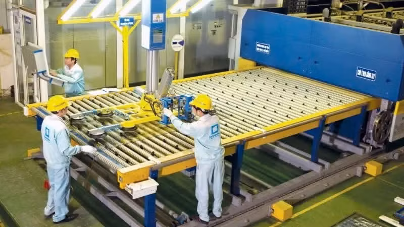 Chaine de production moderne et performante de l'usine Euro Window Company. Photo : NHAT ANH/NDEL