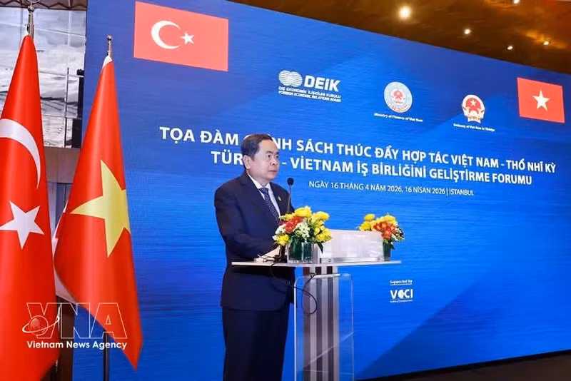 Le président de l’Assemblée nationale Tran Thanh Man prend la parole au forum de promotion de la coopération entre le Vietnam et la Turquie. Photo : VNA.