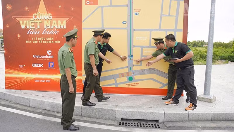 La police de Vinh Long se coordonne avec les organes concernés pour mettre en œuvre le plan du programme « Marcher avec le Vietnam ».