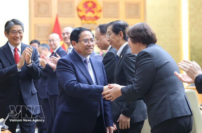 Le Premier ministre et des représentants d'entreprises japonaises. Photo : VNA