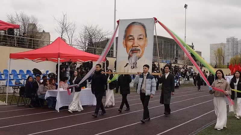 Défilé des Jeux étudiants vietnamiens en Russie en 2026. Photo : NDEL