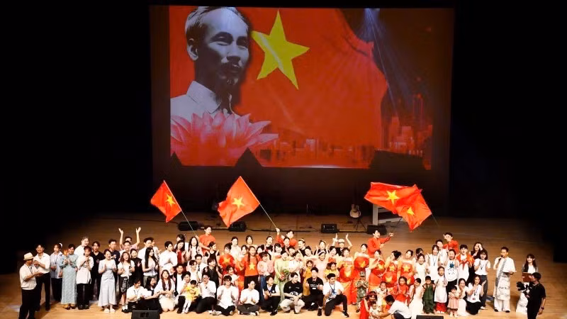 Programme artistique spécial « Fiers de notre Patrie » à Osaka au Japon. Photo: NDEL