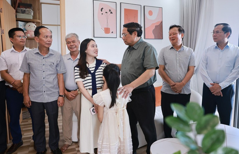 Le Premier ministre Pham Minh Chinh visite une famille dans le parc de logements sociaux West Sky dans la zone urbaine Ecogarden. Photo : VNA.