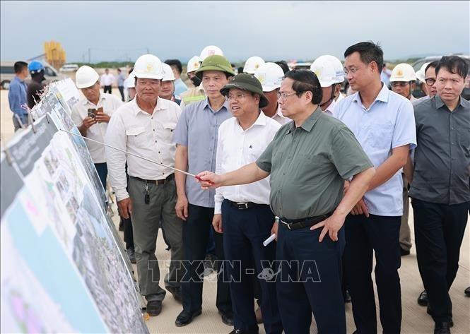 Le Premier ministre Pham Minh Chinh inspecte d’importants projets d’infrastructure dans la province de Quang Tri. Photo : VNA.