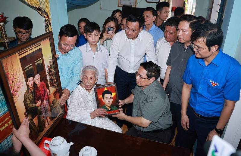 Le Premier ministre Pham Minh Chinh rend visite à la mère héroïne vietnamienne Dao Thi Vui, dans le village de Thuong Xa, commune de Hai Lang, province de Quang Tri. Photo : VNA.