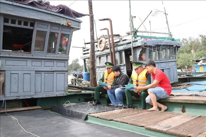 Des garde-frontières de Thuan An sensibilisent les pêcheurs locaux aux dispositions relatives à la prévention et à la lutte contre la pêche illicite, non déclarée et non réglementée (INN). Photo: VNA