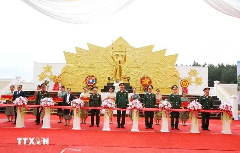Inauguration du monument « Solidarité et Alliance de combat Vietnam-Laos » à Champassak. Photo: VNA