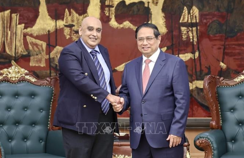 Le Premier ministre vietnamien Pham Minh Chinh (droite) reçoit à Hanoï Ali Ijaz Ahmad, PDG de Makara Capital Partners (Singapour). Photo : VNA.