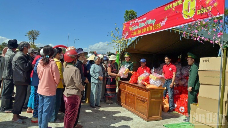 Les gardes-frontières distribuent des cadeaux du Têt à la population locale. Photo: NDEL