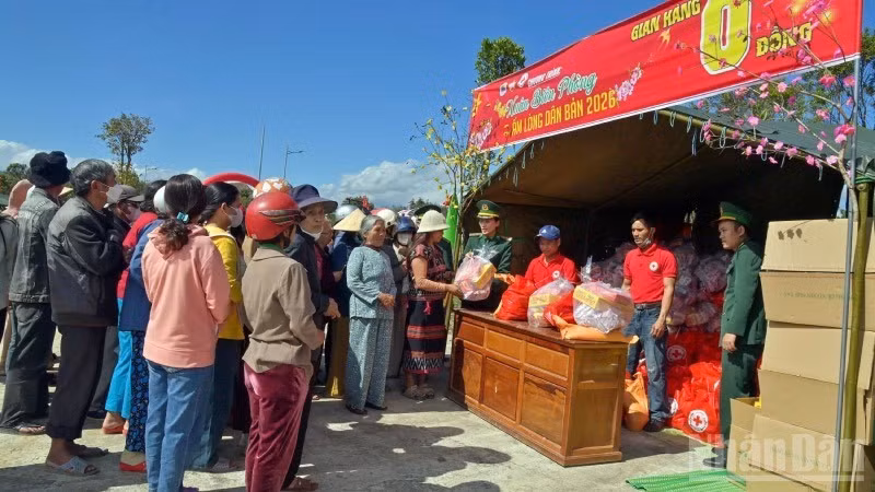 Les gardes-frontières distribuent des cadeaux du Têt à la population locale. Photo: NDEL