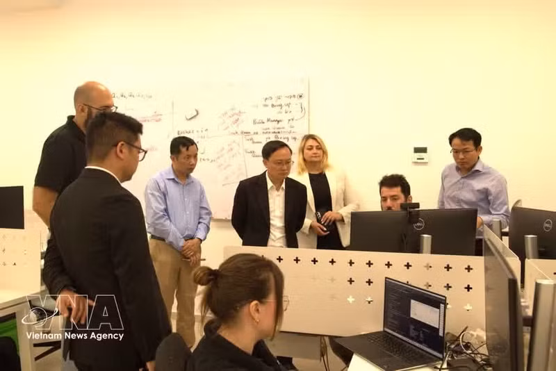 Les représentants de l’Université hébraïque de Jérusalem et les dirigeants de Qarakal Quantum présentent à la délégation les avancées les plus récentes dans le domaine de l’informatique quantique ainsi que les applications potentielles de cette technologie dans les secteurs scientifique, industriel, sécuritaire et de l’innovation. Photo : VNA.