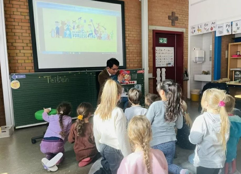 Pham Khanh Nam, représentant de la revue Huong Viet présente les livres. Photo: baoquocte