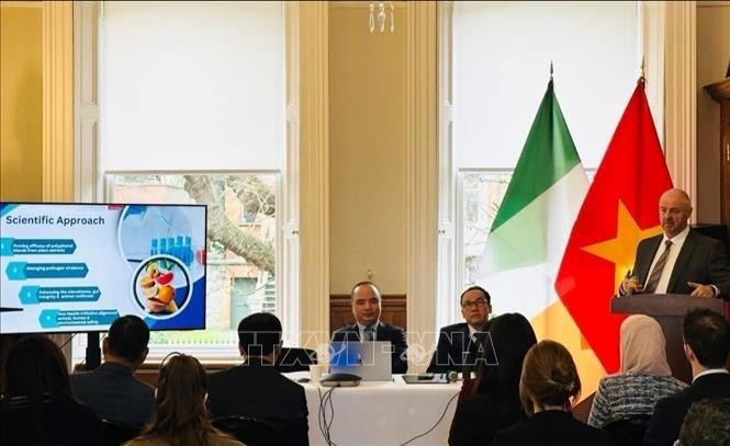 John Cullen, PDG d'Auranta (Irlande), groupe agroalimentaire et d'alimentation animale, présente des technologies et des produits respectueux de l'environnement. Photo : VNA.