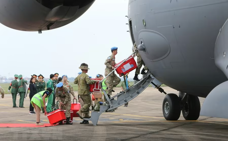 Le 19 novembre, les soldats de l'hôpital de campagne de l'armée vietnamienne ont quitté Hanoï à bord d’un Boeing C-17 Globemaster. L'hôpital de campagne de niveau 2, no 2, sera envoyé au Soudan du Sud en deux étapes, les 19 et 26 novembre, pour une mission de maintien de la paix au sein de la mission des Nations Unies (ONU). Photo: anninhthudo.vn