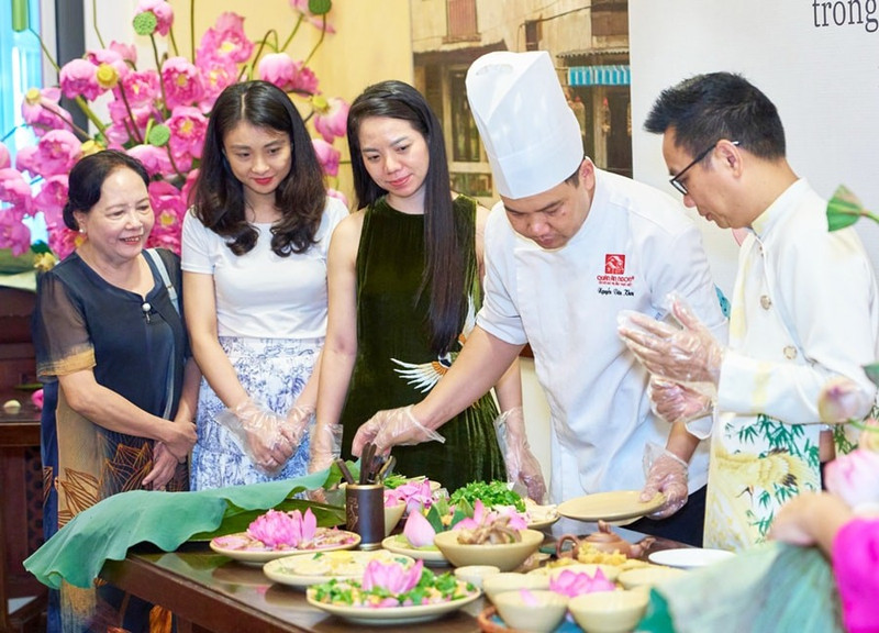 Lors de ce programme, les visiteurs ont pu découvrir la culture du lotus de Hanoï en particulier et du Vietnam en général, et déguster le « Plateau de lotus Lang Du » avec des plats élaborés à partir de lotus et imprégnés de la saveur de Hanoï. Photo : hanoimoi.